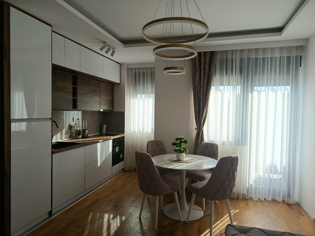 Kuhinja i trpezarija u apartmanu